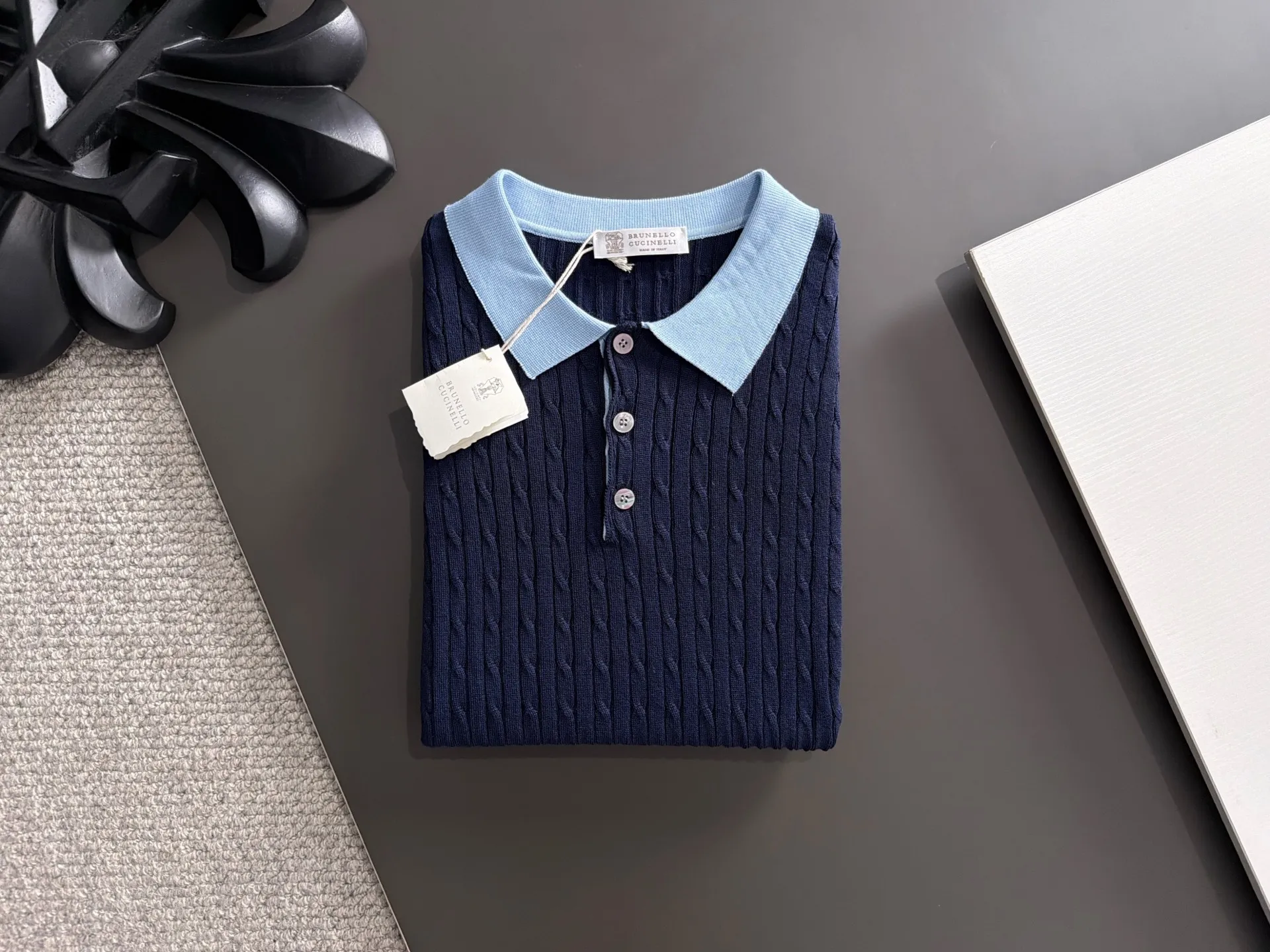 Next day shipment BC high quality-Brunello Cucineli 26ss New Arrival men's short-sleeved T-shirt. Like LP, it belongs to the same old-money style top brand. New Arrival is a top-notch brand. New Arrival Original men's casual short-sleeved. Made of combed cotton yarn knitted cotton-like fabric. Exclusive Premium custom-controlled raw materials. It feels substantial when weighed. The upper body is also more textured than ordinary T-shirts. Fashionable Versatile Hot Sale, skin-friendly and comfortable to wear, premium boutique, exquisite workmanship from Factory, great upper body, essential item for men, complete with three standards Sizes M-3XL